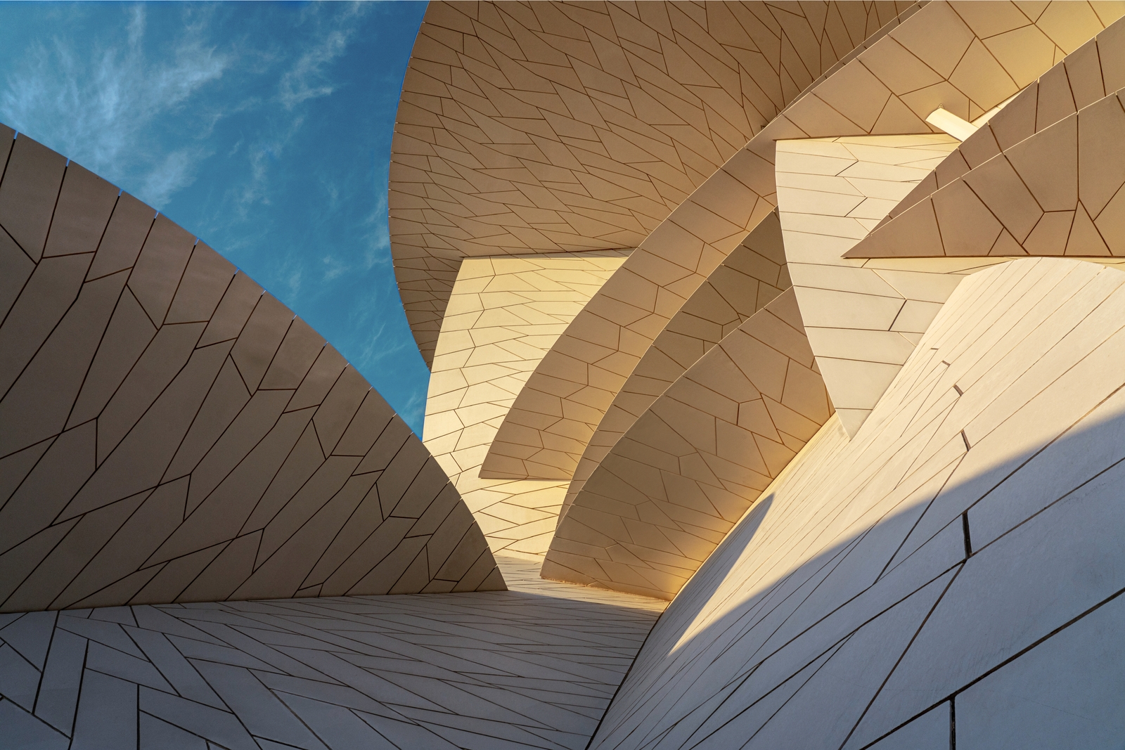 Edificio contemporáneo con líneas minimalistas y grandes ventanales, representando tendencias actuales en arquitectura moderna